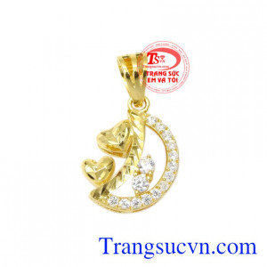 Mặt dây ánh trăng tình yêu được chế tác đầy tinh xảo mang đến vẻ đẹp nữ tính, đáng yêu đến cho sản phẩm.