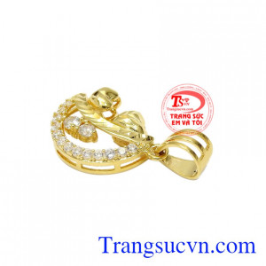Lấy cảm hứng từ đó các nhà thiết kế đã tạo hình ảnh mặt trăng kết hợp với trái tim mang đến ý nghĩa tình yêu trong sáng, hoàn hảo.