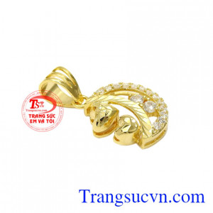 Hình ảnh mặt trăng biểu tượng cho sự thuần khiết, sự hoàn mỹ, tri thức và có tính nghệ thuật.