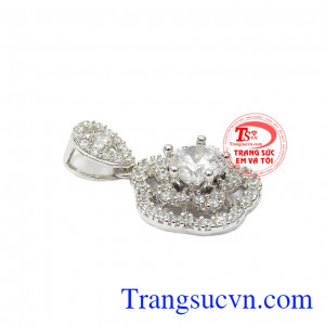 Mặt dây bạc rạng rỡ như bông hoa khoe mình đón ánh nắng ban mai.