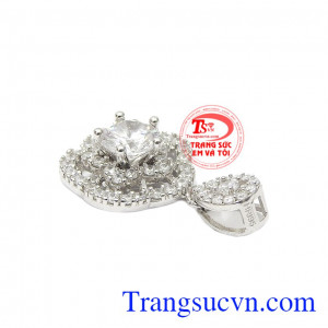 Từng chi tiết được kết hợp hài hòa giúp cho sản phẩm càng thêm bắt mắt và lung linh hơn. Mặt dây bạc rạng rỡ