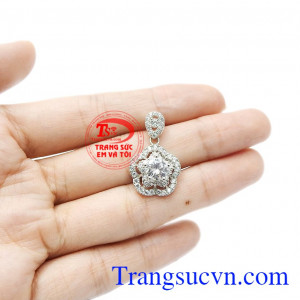 Sản phẩm mang đến vẻ tươi trẻ và năng động cho phái đẹp. Mặt dây bạc rạng rỡ
