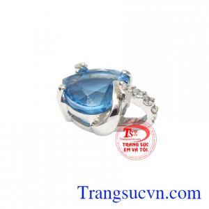 Những nhà thạch học trị liệu ngày nay cho rằng Topaz bảo vệ con người khỏi cảm cúm, thúc đẩy quá trình tái sinh mô, điều trị bệnh ở các cơ quan của hệ tiêu hóa, gan, túi mật, lá lách.