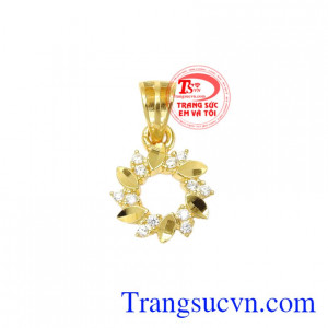 Mặt dây duyên dáng tinh tế mang đến vẻ đẹp thuần khiết, trong trẻo đến cho người đeo.