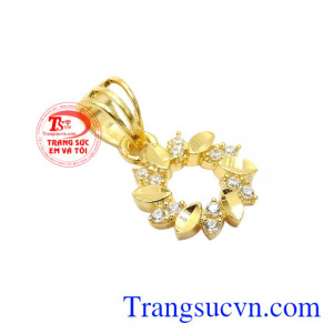 Sản phẩm kết hợp cùng dây chuyền vàng giúp tạo điểm nhấn cho nữ giới.