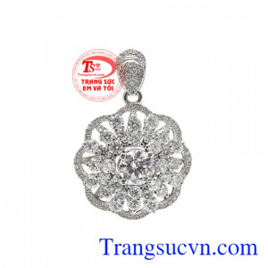 Mặt dây kim cương hoa lệ được thiết kế đầy tinh xảo từ những viên kim cương lấp lánh giúp cho phái đẹp nổi bật trước đám đông.