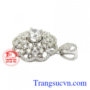 Để trở thành tâm điểm phái nữ có thể kết hợp cùng các bộ đầm dạ hội sẽ càng làm toát lên vẻ sang trọng và đầy kiêu sa của mình.