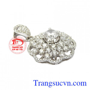 Kim cương là loại đá quý mà cô gái nào cũng mong muốn có được bởi viên đá này giúp các nàng tỏa sáng và trở thành cô gái được nhiều người ngưỡng mộ.