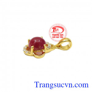 Đây vừa làm đồ trang sức, vừa là vật hộ mệnh cho người dùng. Mặt dây ruby nhỏ xinh