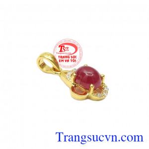 Mặt dây ruby nhỏ xinh được chế tác với kiểu dáng lạ mắt, hợp thời trang. 