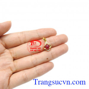 Đá ruby thiên nhiên là biểu tượng của may mắn, thành công và hạnh phúc. Mặt dây ruby nhỏ xinh