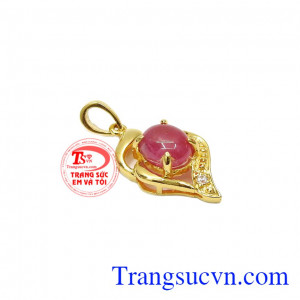 Mặt dây ruby tinh tế được chế tác từ vàng tây 14k cùng đá ruby thiên nhiên. 