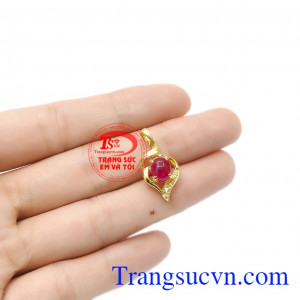 Đá ruby là loại đá hộ mệnh cho người sinh tháng 7 và rất phù hợp với người mệnh thổ và mệnh hỏa. Mặt dây ruby tinh tế