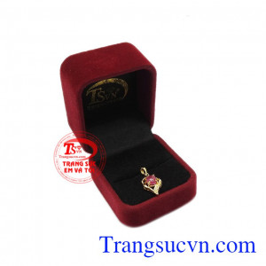 Các chi tiết mềm mại, ôm trọn lấy viên đá tạo cảm giác yên bình. Mặt dây ruby tinh tế