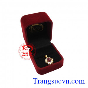 Với kiểu dáng sang trọng, quý phái giúp người dùng càng thêm xinh đẹp và lộng lẫy hơn. Mặt dây ruby tỏa sáng