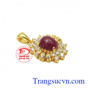 Mặt dây ruby tỏa sáng được chọn lọc từ những viên đá ruby chất lượng cao tại Lục Yên. 