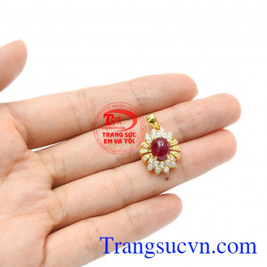 Đá ruby phù hợp để làm quà kỷ niệm 15 năm và 40 năm ngày cưới. Mặt dây ruby tỏa sáng