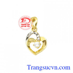 Mặt dây trái tim đong đầy được thiết kế tinh tế mang lại vẻ hoàn mĩ cho sản phẩm.