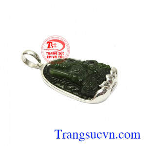 Mặt nephrite bọc bạc tuổi mão phù hợp với cả nam và nữ. 