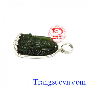 Đá nephrite thiên nhiên được chạm khắc tinh xảo tạo nên phật văn thù bồ tát. Mặt nephrite bọc bạc tuổi mão