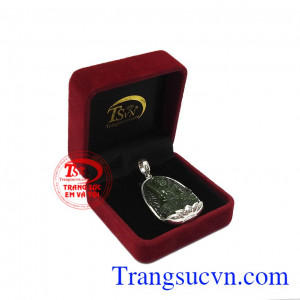 Mặt nephrite bọc bạc tuổi mão có thể kết hợp cùng dây chuyền bạc hoặc dây da, dây cao su bọc bạc. 