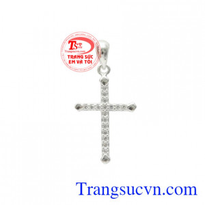 Mặt thánh giá bạc cát tường với thiết kế mới lạ, độc đáo, dễ dàng kết hợp với nhiều kiểu dáng dây chuyền khác nhau.