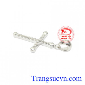 Vì vậy, đeo thánh giá bên mình giúp mang lại bình an, may mắn, luôn được Thiên Chúa bảo vệ, chở che.