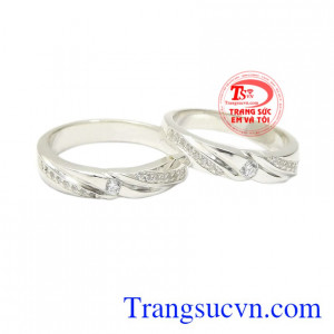 Nhẫn đôi bạc hạnh phúc được chế tác tinh xảo từ bạc 92.5 chất lượng.
