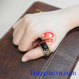 Với một chiếc nhẫn vừa hợp thời trang vừa hợp mệnh sẽ càng giúp phái mạnh thêm tự tin và may mắn. Nhẫn mã não đen chữ phúc