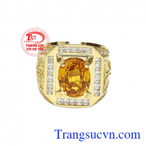 Nhẫn nam saphir vàng thịnh vượng được thiết kế với nét nam tính, mạnh mẽ. 