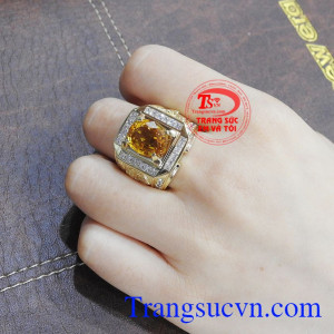 Nhẫn nam saphir vàng thịnh vượng mang lại vẻ thời thượng và đẳng cấp cho phái mạnh. 