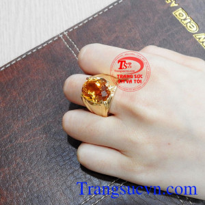 Nhẫn nam thạch anh vàng thời trang phù hợp với người mệnh kim và mệnh thổ.