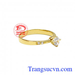 Với chiếc nhẫn tinh tế này giúp bạn gái càng thêm xinh đẹp hơn.