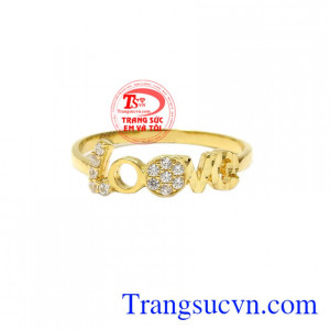 Chữ love biểu tượng cho tình yêu vì vậy love được các nhà chế tác hoàn kim sử dụng rất nhiều trong các sản phẩm trang sức.