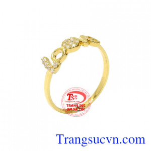 Nhẫn nữ chữ love yêu thương được chế tác đầy tinh tế mang đến nét nữ tính, duyên dáng đến cho phái đẹp.