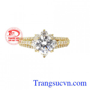 Từng viên đá đều được gắn tỉ mỉ và công phu, sắp xếp hợp lí để giúp cho chiếc nhẫn được lấp lánh hơn.