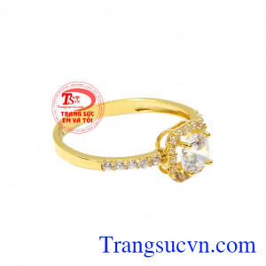 Thiết kế theo phong cách tinh tế tạo vẻ trang nhã, dịu dàng giúp các chị em dễ dàng kết hợp cùng nhiều kiểu trang phục. Nhẫn nữ đẹp vàng tây