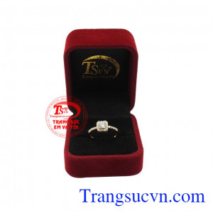 Với chiếc nhẫn lấp lánh trên tay sẽ càng làm cho người phụ nữ thêm hấp dẫn và quyến rũ hơn. 