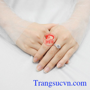 Nhẫn nữ duyên dáng tinh tế 18k bảo hành uy tín.