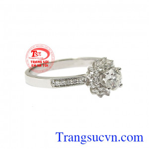 Sang trọng, đẳng cấp và quyến rũ chính là điều mà người thiết kế muốn đem tới cho khách hàng. Nhẫn nữ kim cương rạng ngời