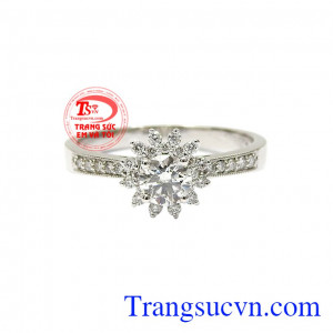 Nhẫn nữ kim cương rạng ngời được các thợ chế tác kim hoàn chăm chút tỉ mỉ tới từng chi tiết. 