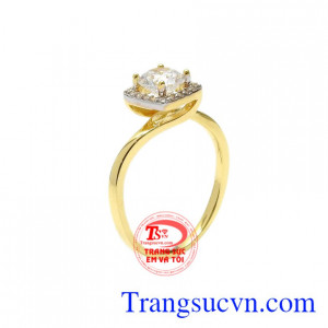 Nhẫn nữ nhỏ nhắn nữ tính hiện đang là xu hướng gần đây với thiết kế đơn giản nhưng vẫn tạo nét thu hút cho người đeo.