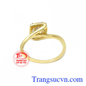 Các cô gái không cần đau đầu khi không biết nên phối trang phục nào với chiếc nhẫn này vì sản phẩm phù hợp với nhiều phong cách.