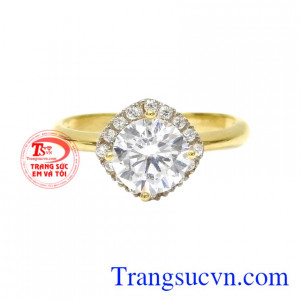 Với kiểu dáng thanh thoát, nhỏ xinh mang lại cảm giác đôi tay sẽ trông thon gọn và mảnh mai hơn.