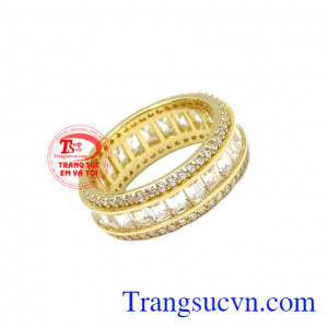 Việc kết hợp hài hòa giữa vàng tây và những viên đá lấp lánh càng làm chiếc nhẫn thêm nổi bật hơn. Nhẫn nữ phong cách cá tính