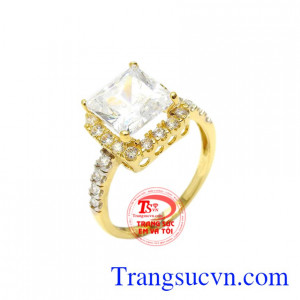 Điểm nhấn là viên đá CZ dạng vuông vừa mới lạ vừa tạo ánh sáng lấp lánh cho chiếc nhẫn.