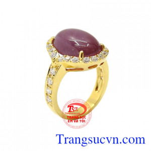 Nhẫn nữ Ruby sao quý bà được chế tác tinh xảo từ viên đá Ruby thiên nhiên mang đến vẻ đẹp thanh lịch và đầy ấn tượng cho phái đẹp.