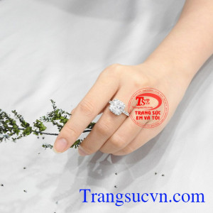 Nhẫn nữ sang trọng vàng trắng được nhập khẩu từ Hàn Quốc, bảo hành chu đáo, giao hàng toàn quốc.