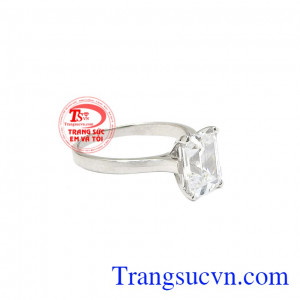 Đơn giản nhưng không nhàm chán chính là điều mà các nhà thiết kế muốn gửi gắm vào sản phẩm. Nhẫn nữ tinh tế vàng trắng