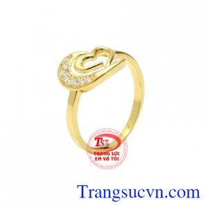 Nhẫn nữ trái tim đong đầy được chế tác đầy tinh xảo từ vàng 10k bắt sáng.